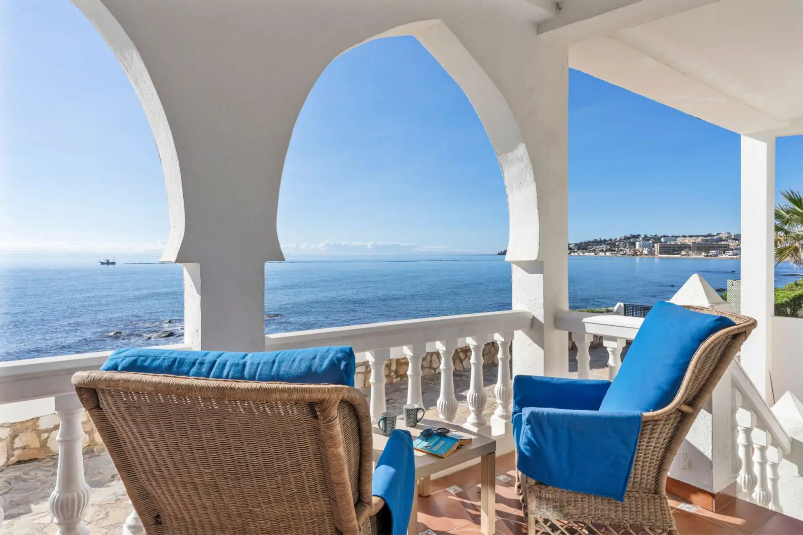 Bright Beachfront Apartment - ref 157