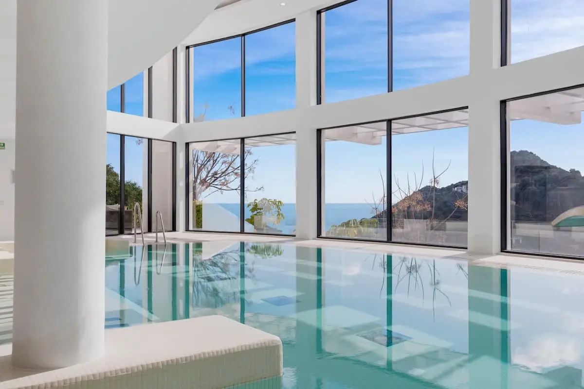 Hillside flat with pool - Ref M49