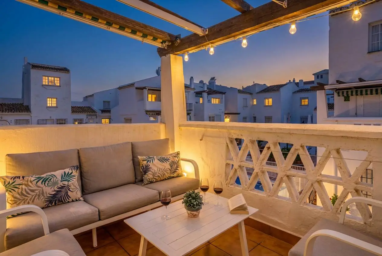 Beachfront Apartment w/ Pool & Golf Access - La Duquesa