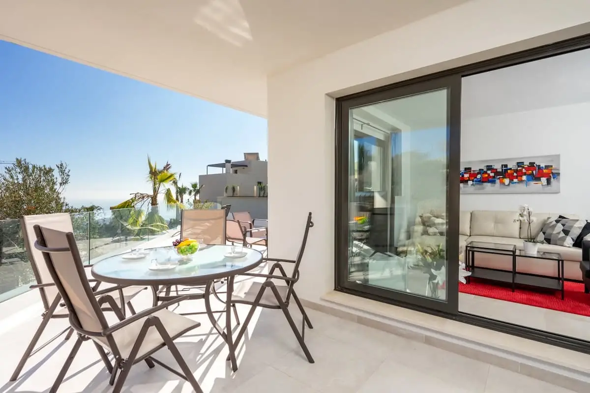 Modern apt with pool - Ref 47