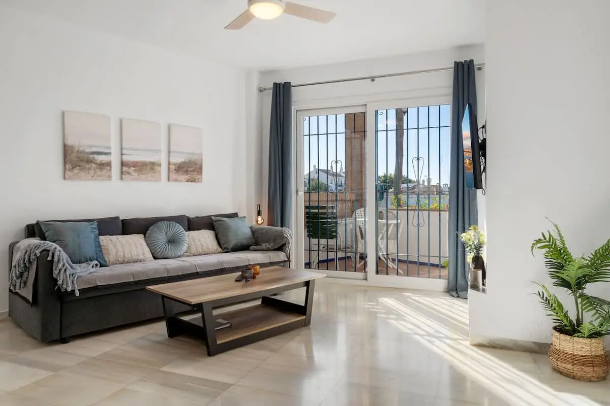 Bright Poolside Apartment in Riviera del Sol