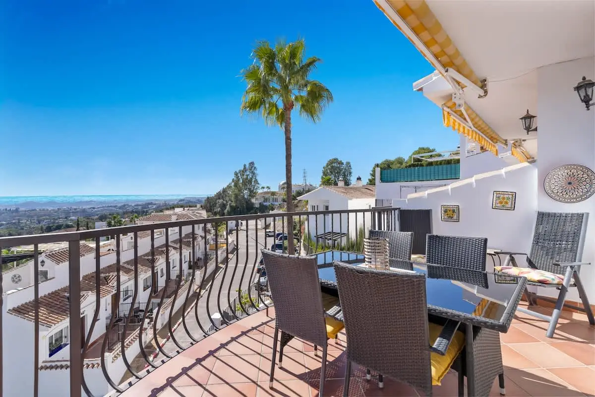 Sunny flat with pool - Ref 52