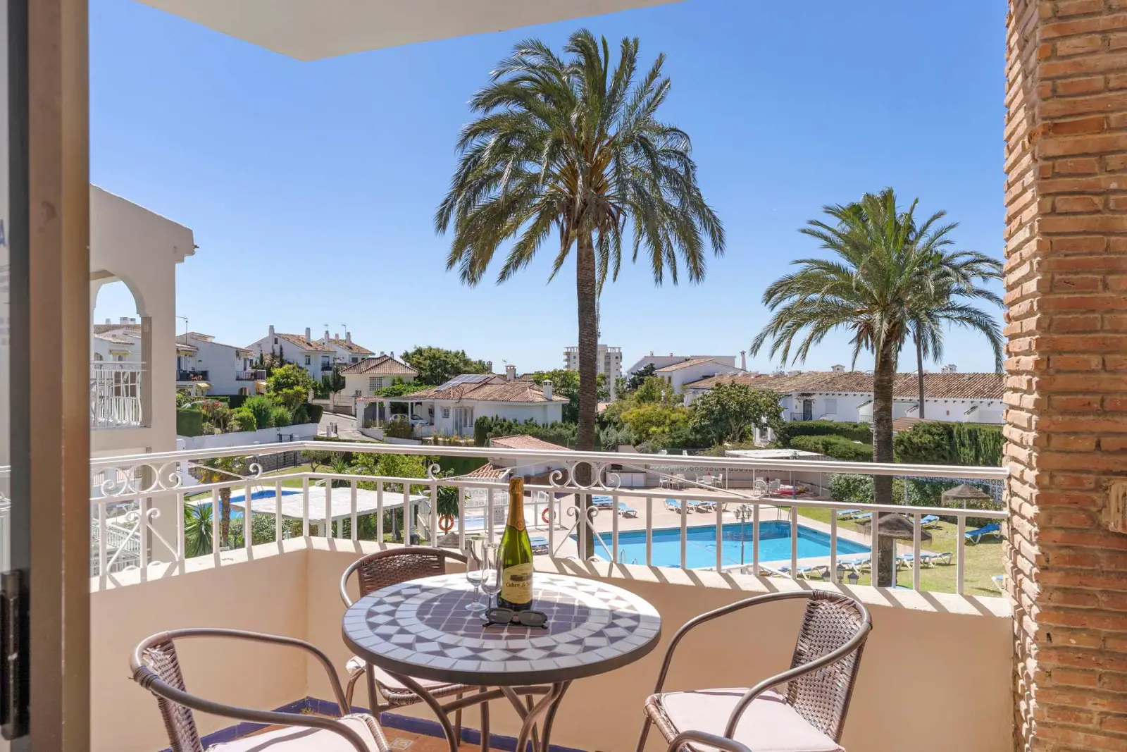 Beautiful Pool View Apartment – Ref 68