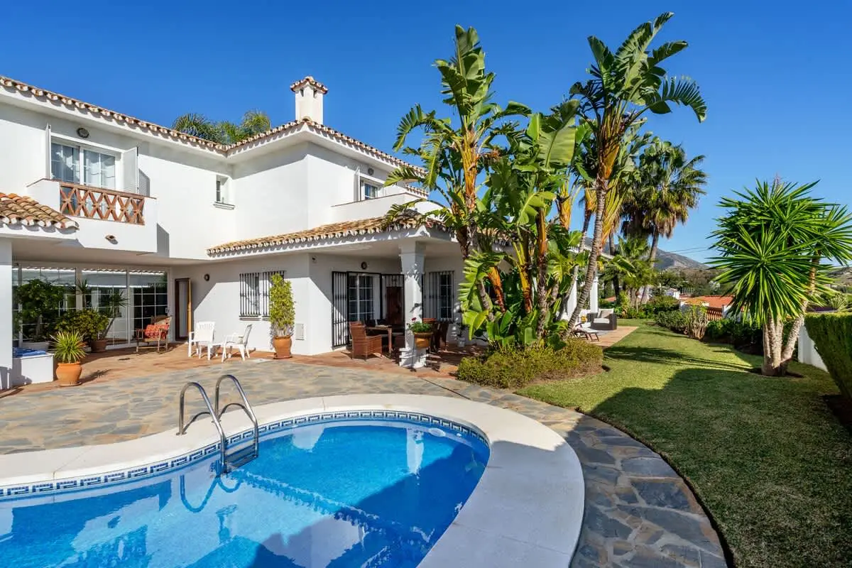 Urb Villa with pool- Ref 139